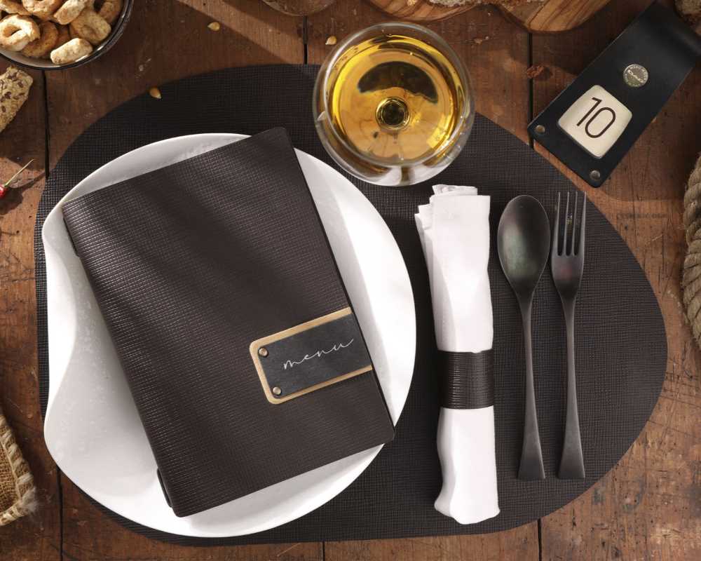 Menukansiot ja -telineet